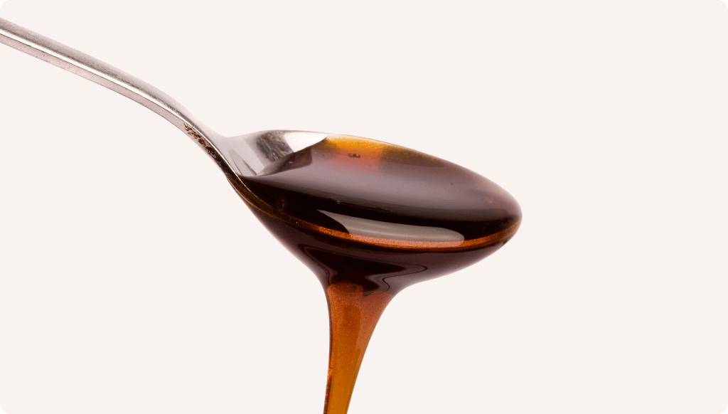 Datlový sirup na lžičce